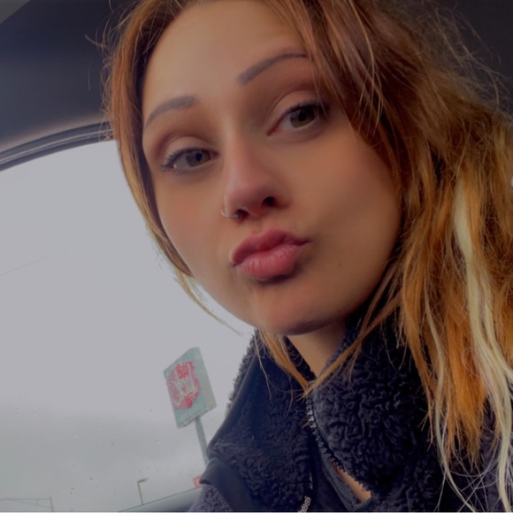 Meet your Posher, Hayley - Picture 1 of 1